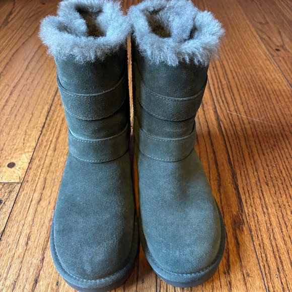UGG Logo Strap Fur Boots in Excellent Condition size 8 - Picture 3 of 16